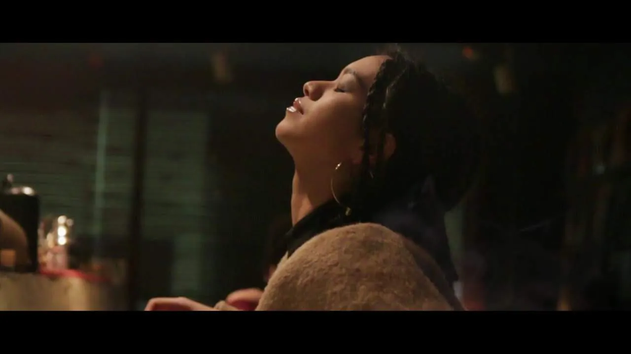 『Bad Gitl』場面カット① バーに現れた女性