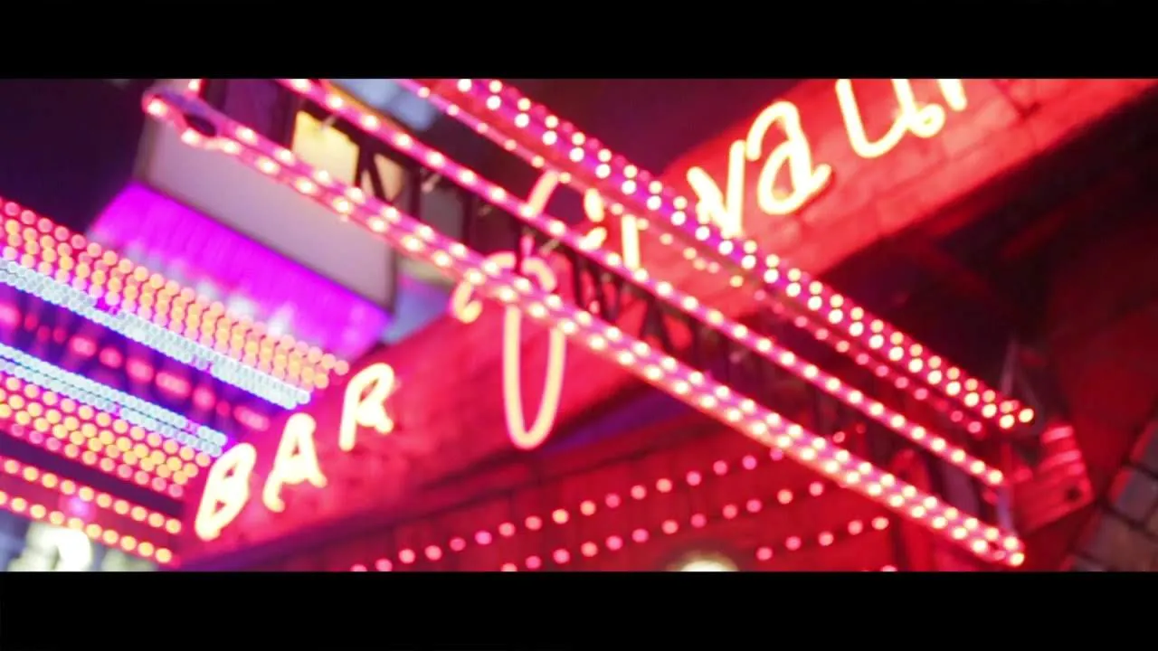 『Bad Gitl』場面カット② 街のネオン