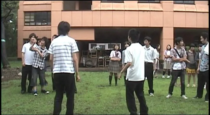 『誰かアイツを止めてくれ』場面カット⑦ 騒ぎを聞きつけて集まった生徒