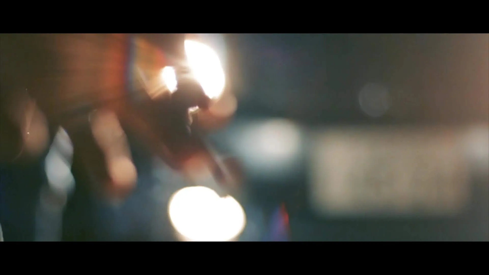 『Flavor』場面カット② タバコとヘッドライト