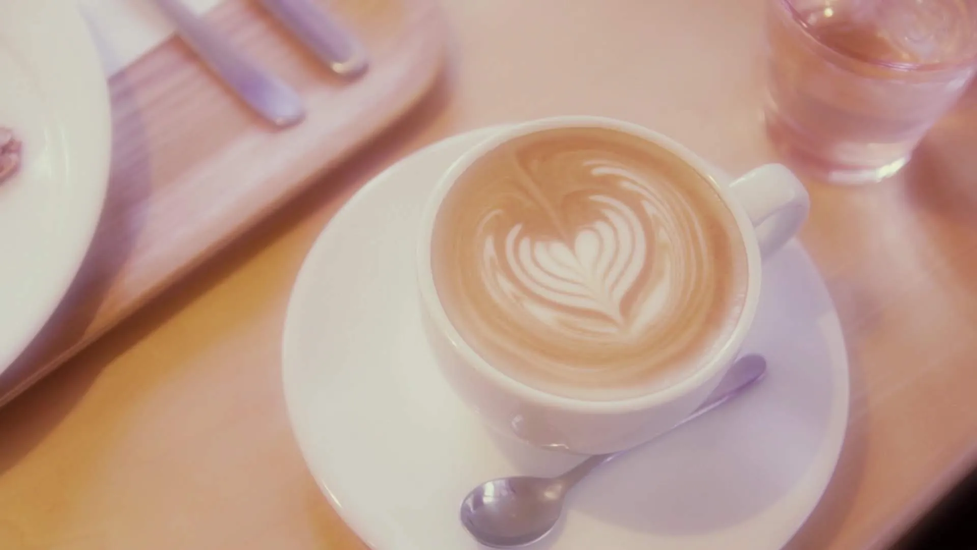 『カヅノ』場面カット① おしゃれなカフェ