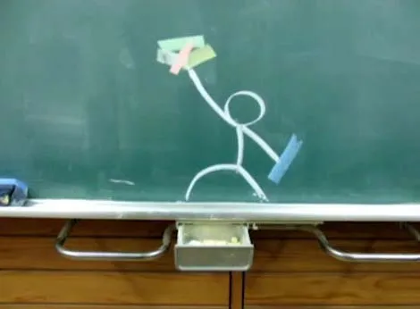 『こくせん 黒板戦争 2』場面カット① チョークを取り出す棒人間