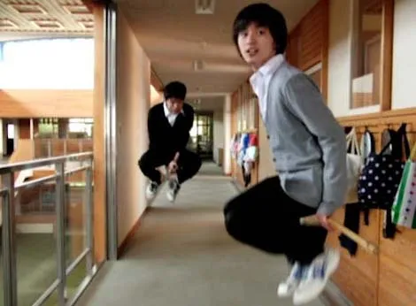 『こくせん 黒板戦争 2』場面カット② ほうきチェイス