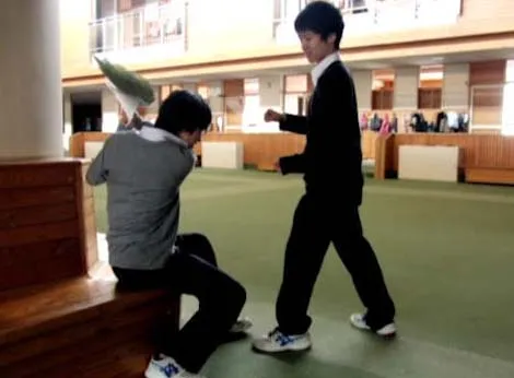 『こくせん 黒板戦争 2』場面カット③ ほうきバトル