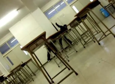 『こくせん 黒板戦争 2』場面カット④ 傾く校舎