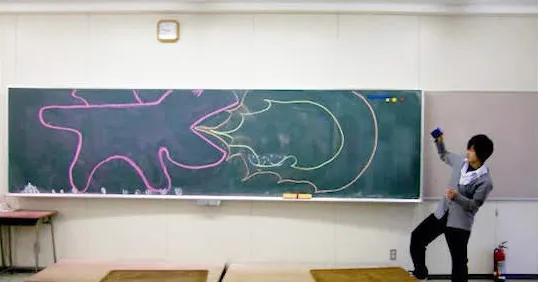 『こくせん 黒板戦争』場面カット① 火を吹くピーちゃん