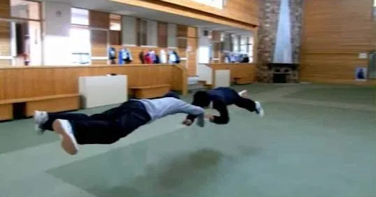 『こくせん 黒板戦争』場面カット③ 空中に静止する二人