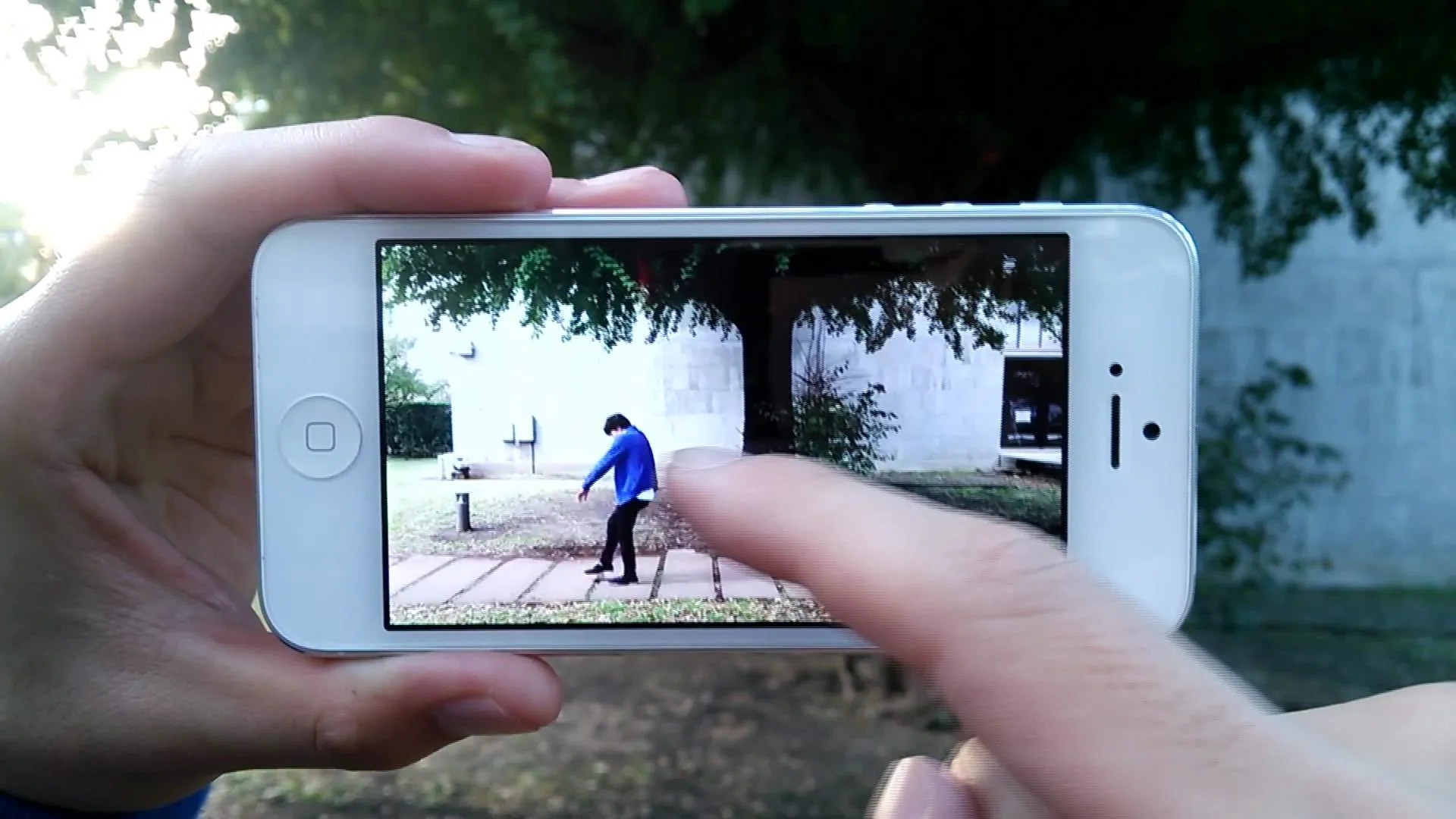 『uPhone』場面カット① スマホの画面に閉じ込められた男