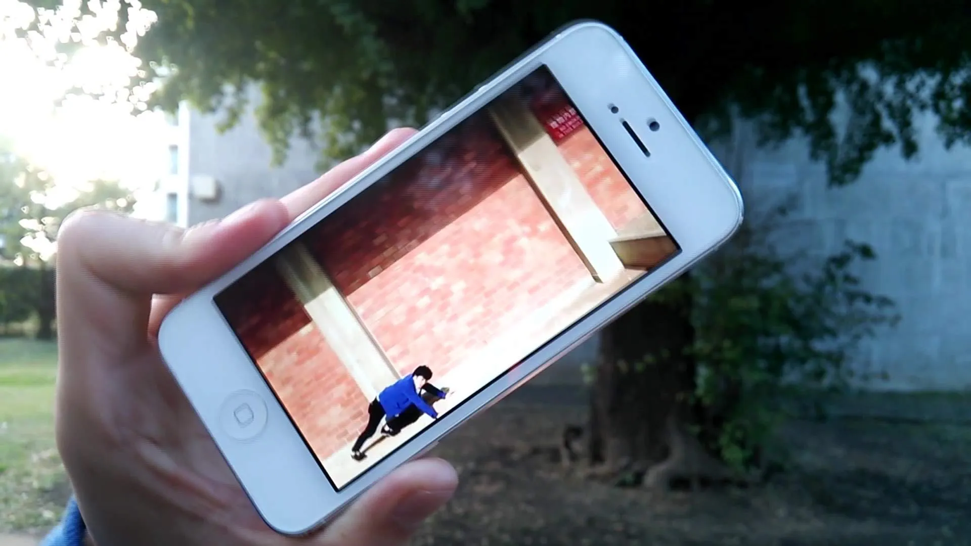 『uPhone』場面カット② 画面が傾くと世界も傾く